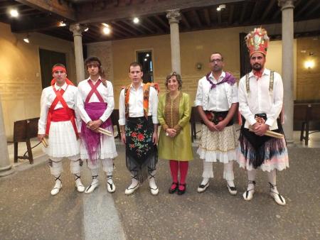 Imagen Esther Maganto presenta su libro de los danzantes de enagüillas en el Museo del Paloteo