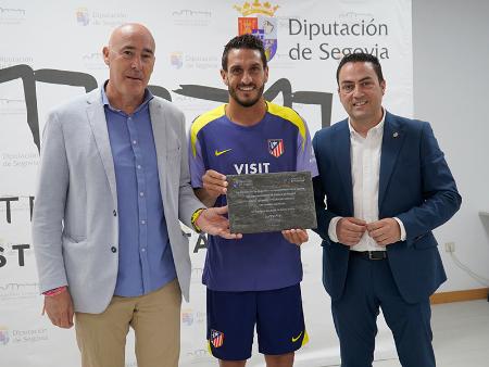 Imagen El ayuntamiento de El Espinar, el Atlético de Madrid y la Diputación ejemplifican en Los Ángeles de San Rafael el histórico vínculo...